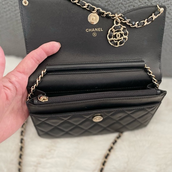 LIMITED EDITION CHANEL Black Quilted Leather Shoulder Bag with Gold Chain - Picture 4 of 4